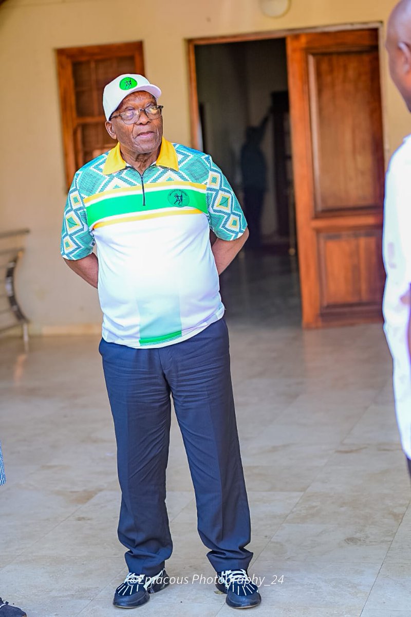 MkhontoweSizwex's tweet photo. President Zuma as he casts his vote for UMkhonto Wesizwe.
#PresidentZuma #WeVotingMK #VoteMKP2024 https://t.co/U3zUNh5cdI