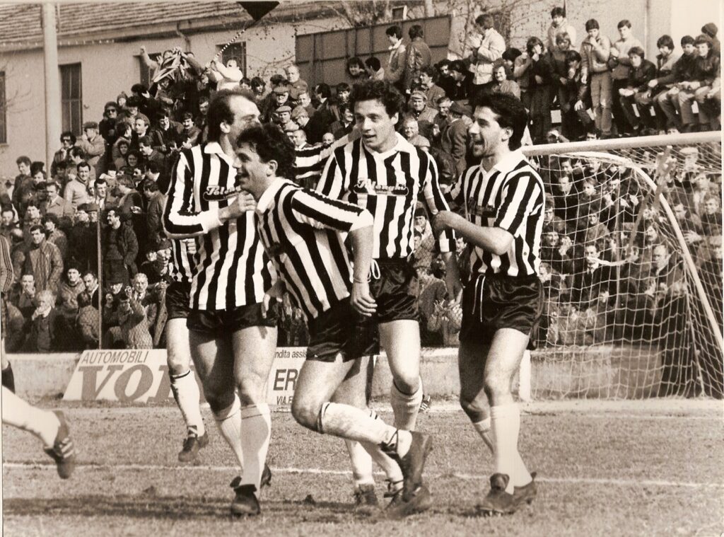 BlogManifest's tweet photo. Breve storia del Fanfulla e del suo "Cavaliere di Lodi"
#sport #calcio #fanfulla #lodi #storiediprovincia

https://t.co/CVBvBqpZhD https://t.co/IkfGmtAuNJ