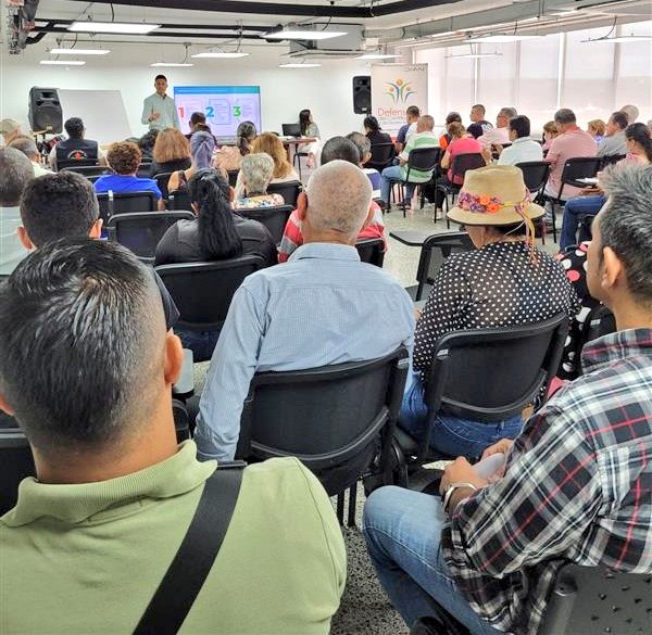 En #Bucaramanga, Saulo Gutiérrez, servidor de la Defensoría para #Santander, se reúne con representantes de las Juntas de Acción Comunal de la ciudad para promover sus derechos frente a la Dian.