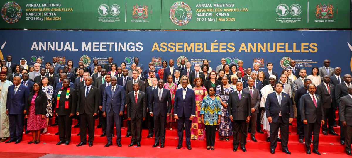 edmnangagwa's tweet image. Honoured to join my fellow Heads of State at the @AfDB_Group High-Level Meeting in Nairobi. Today’s discussions included education financing, climate change, renewable energy, and the global financial landscape. #AfricanDevelopmentBank #Zimbabwe
