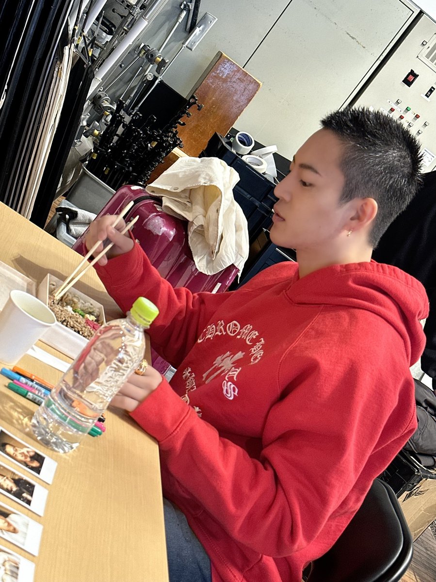 flashup_etoile's tweet photo. 【#三山凌輝 掲載情報📢】

本日(5/29)発売📘
#BARFOUT！SPECIAL EDITION VOL.01（創刊号）

現在出演中のドラマ #虎に翼 についての
インタビュー＆グラビアを掲載して頂いています🎵
(全12ページ)
写真は集中して撮影を頑張ったあと、
お弁当を頂いている様子🍱🥢📸

#BARFOUTSPECIALEDITION
#RYOKI https://t.co/DB5HBxx80J