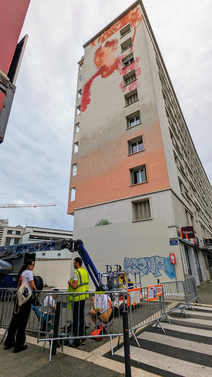 VieAGrenoble's tweet photo. WIP pour Fintan Magee sur les boulevards 👍 Le #SAFGA 2024 a bien démarré 😁 #StreetArt #Grenoble https://t.co/wqenXp1qQL