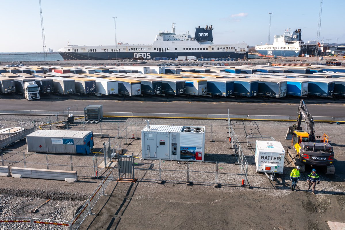 hitachienergy's tweet photo. Join the Green Revolution! Read more about how Hitachi Energy is making this a reality with our HyFlexTM hydrogen power generator, electrifying and decarbonizing a construction site in #Sweden.
➡ https://t.co/ydnB9k8804
#HitachiEnergyFeature #HitachiEnergyGridIntegration https://t.co/lhN3OBdejC