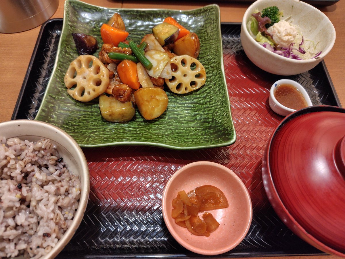 大戸屋行ったった
野菜で腹がいっぱいになった
麦味噌汁の野菜が暴力的だった