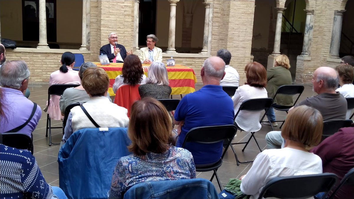 El escritor e historiador <a href="/domingobuesa/">Domingo Buesa</a> llenó El Claustro de #PinadeEbro con una charla sobre los orígenes del Reino de Aragón y la presentación de su novela “El secreto de la catedral de Jaca” (Editorial Doce Robles), que ya va por su cuarta edición, siendo uno de los éxitos de