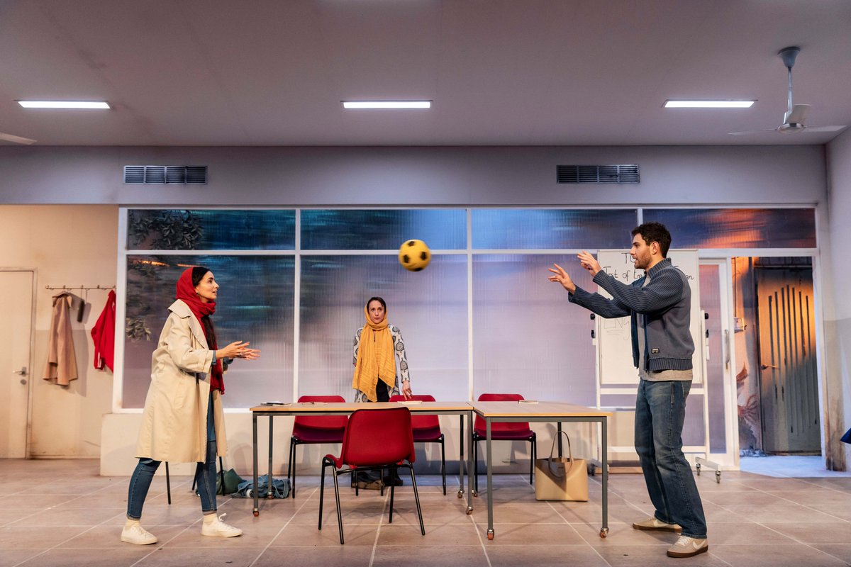 ⭐⭐⭐⭐⭐'Top of the class'

English is at @TheRSC, The Other Place until 1st June.
Read @DavidWMassey #BrumHour class report here: brumhour.co.uk/review-english…
#StratfordUponAvon #TheCultureHour