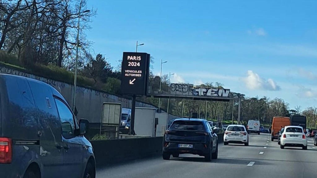 🔴 FLASH - #Jo2024 : Vous l’avez peut-être remarqué, la voie de gauche se transforme sur le #périphérique. 👉 Panneaux, radars… Durant les Jeux, près de 200 km de routes #franciliennes compteront une voie réservée aux véhicules accrédités. (Officiel) #Paris2024