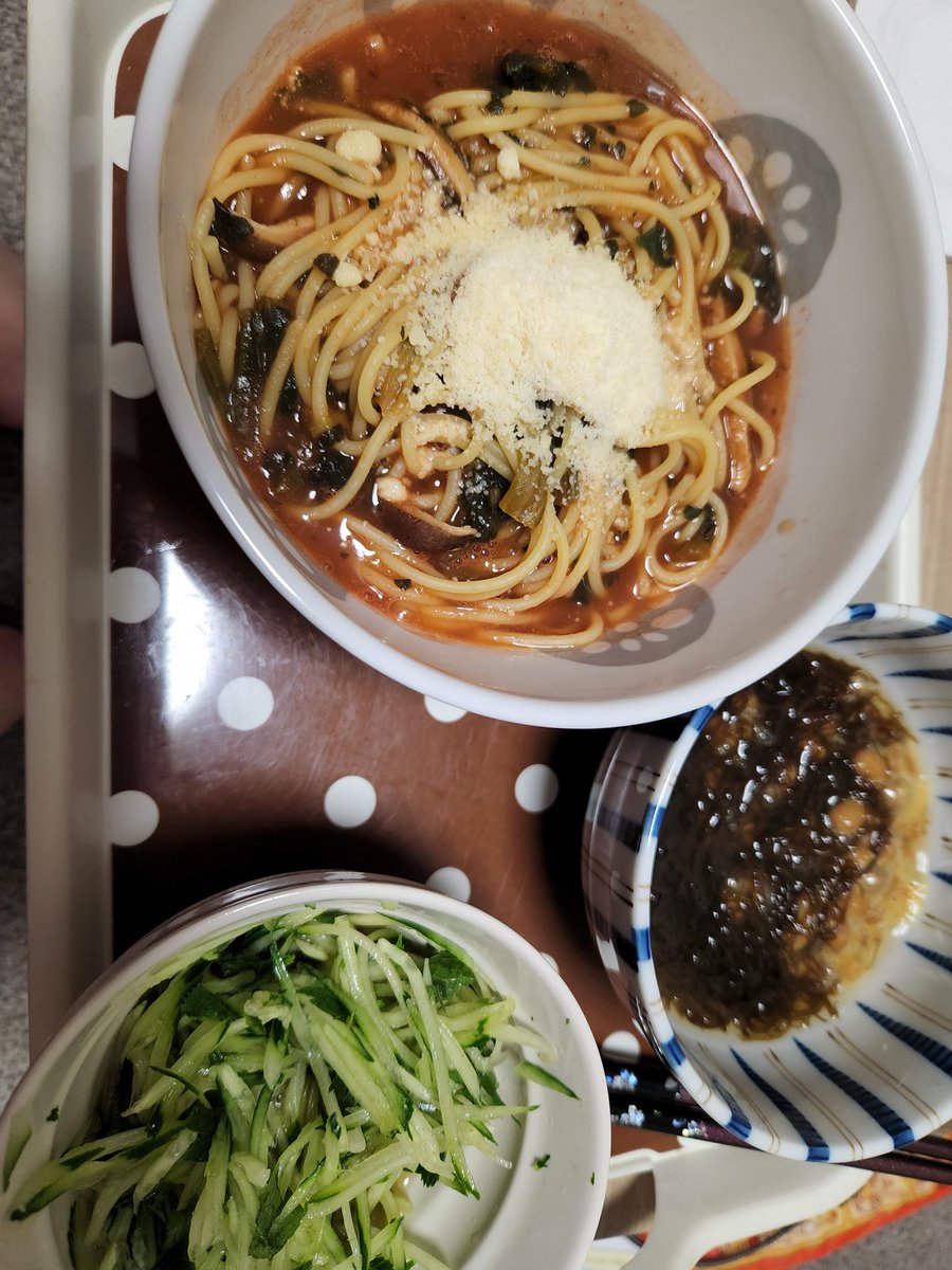 ほうれん草入りトマトパスタ、きゅうりと大葉の和え物、今日の納豆はもずく入りです(っ´ω｀)っ✨️