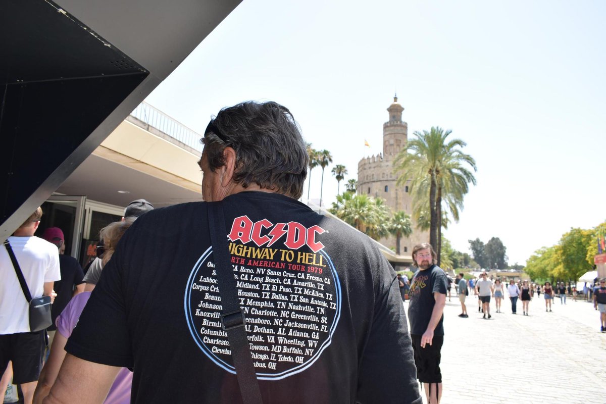 #FOTOGALERÍA | 🎸🎶Los fanáticos de AC/DC toman las calles de #Sevilla

📷 @JimenezJores

🔗Álbum completo: dozz.es/mke3c