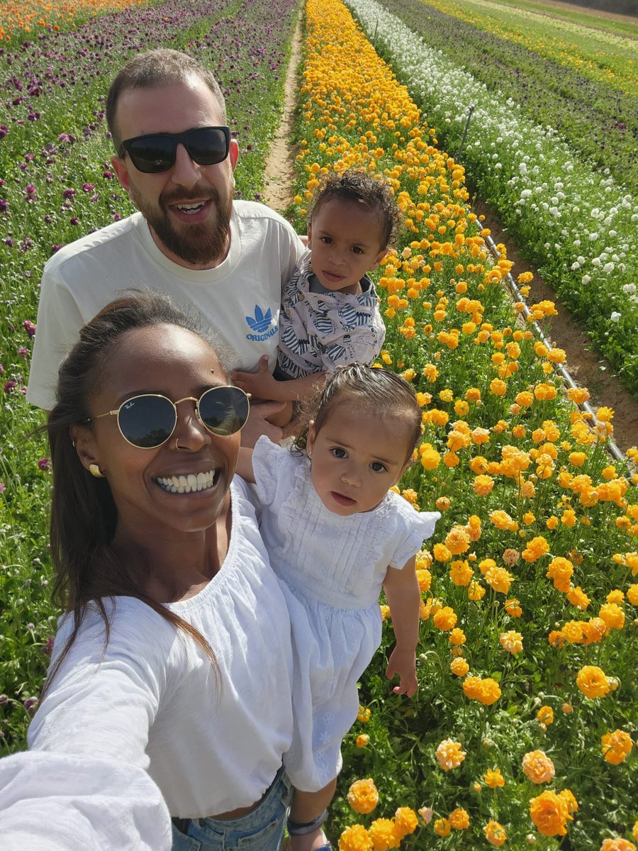 BringThemHome23's tweet image. אורן גולדין נהג להסתובב עם חיוך תמידי. תמיד בא לעזור, להרים, לסחוב, לצחוק. בחור שכולו לב ענק של נתינה ואהבה.

בקיבוץ ניר יצחק, שם גדל וגם בחר להקים את משפחתו לצד אושרית, כולם אהבו לראות את האבא החייכן נוסע עם עגלת תאומים צמודה לאופניו ובתוכה ישובים אביב ואילי הקטנים. אורן היה אבא…