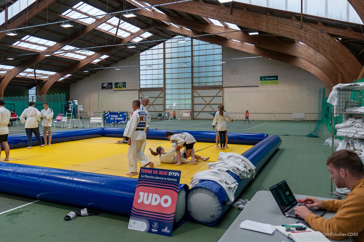 Au programme du tournoi <a href="/CdosManche/">CDOS Manche</a> "La Manche allume la flamme" : des ateliers sportifs, culturels et éducatifs pour une centaine de jeunes dans plusieurs villes.
Aujourd'hui, <a href="/AdeleHommet/">Adèle Hommet</a> était à #Coutances pour faire participer au maximum la jeunesse à l'engouement <a href="/Paris2024/">Paris 2024</a>