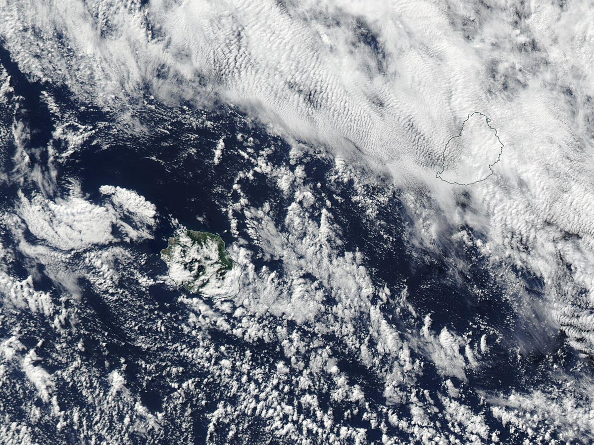 La Réunion 🇷🇪 et Maurice 🇲🇺 vue du ciel... l'image visible du jour depuis le satellite 🛰️ AQUA... le mercredi 29 mai 2024 à 14h25 lors de son passage à environ 810 km à l'est de la Réunion... worldview.earthdata.nasa.gov/?v=52.8,-22.5,…