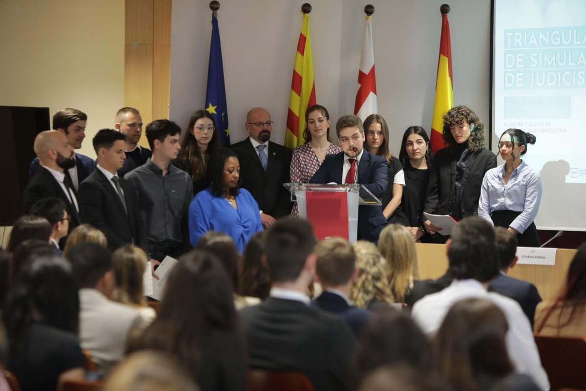 🏅 El degà, <a href="/JesusFamilex/">Jesús Sánchez García</a>, presideix a la seu col·legial l'entrega de premis del Triangular d'Universitats, organitzat per l'ICAB, <a href="/UniBarcelona/">Universitat de Barcelona</a>, <a href="/UABBarcelona/">Universitat Autònoma de Barcelona</a> i <a href="/UPFBarcelona/">UPF Barcelona</a>.

Enhorabona als equips de Dret Civil i de Dret Penal de <a href="/Dret_UB/">Facultat de Dret UB</a> per la seva victòria!