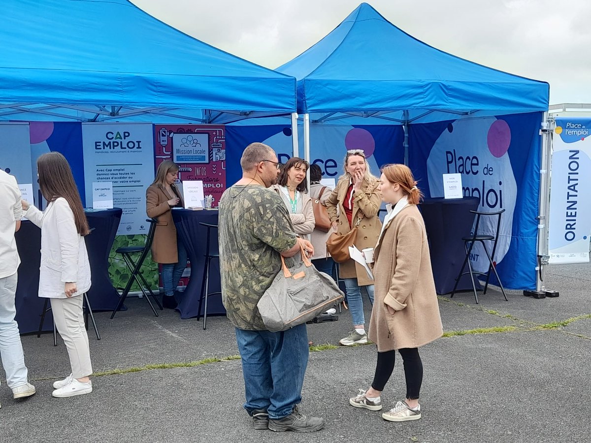 📷C’est parti pour la #PlaceDelEmploi d'Issoudun ! Que vous cherchiez un #emploi ou souhaitiez en savoir plus sur les aides à disposition, les entreprises et nos conseillers sont là pour vous. 👥Rejoignez-nous pour booster votre #carrière !