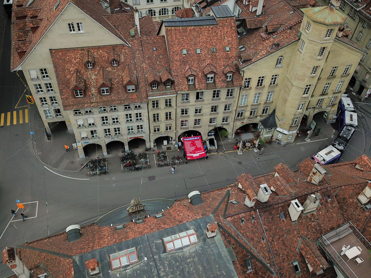Um auf die finanziellen Konsequenzen der teuren SP-Projekte 💸 aufmerksam zu machen, haben wir <a href="/Jungfreisinnige/">Jungfreisinnige Schweiz</a> der SP heute vor ihrem Zentralsekretariat eine Rechnung 🧾 über 157‘000‘000‘000 CHF (pro Jahr!) für ihre politische Wunschliste präsentiert.