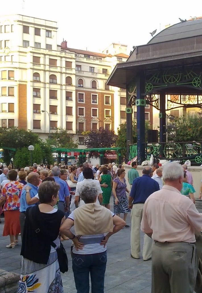 🅱️👯‍♂️Los bailables al aire libre continúan los fines de semana de junio en la Plaza Levante y el Kiosko de La Casilla 🔗 buff.ly/3yMfPEs