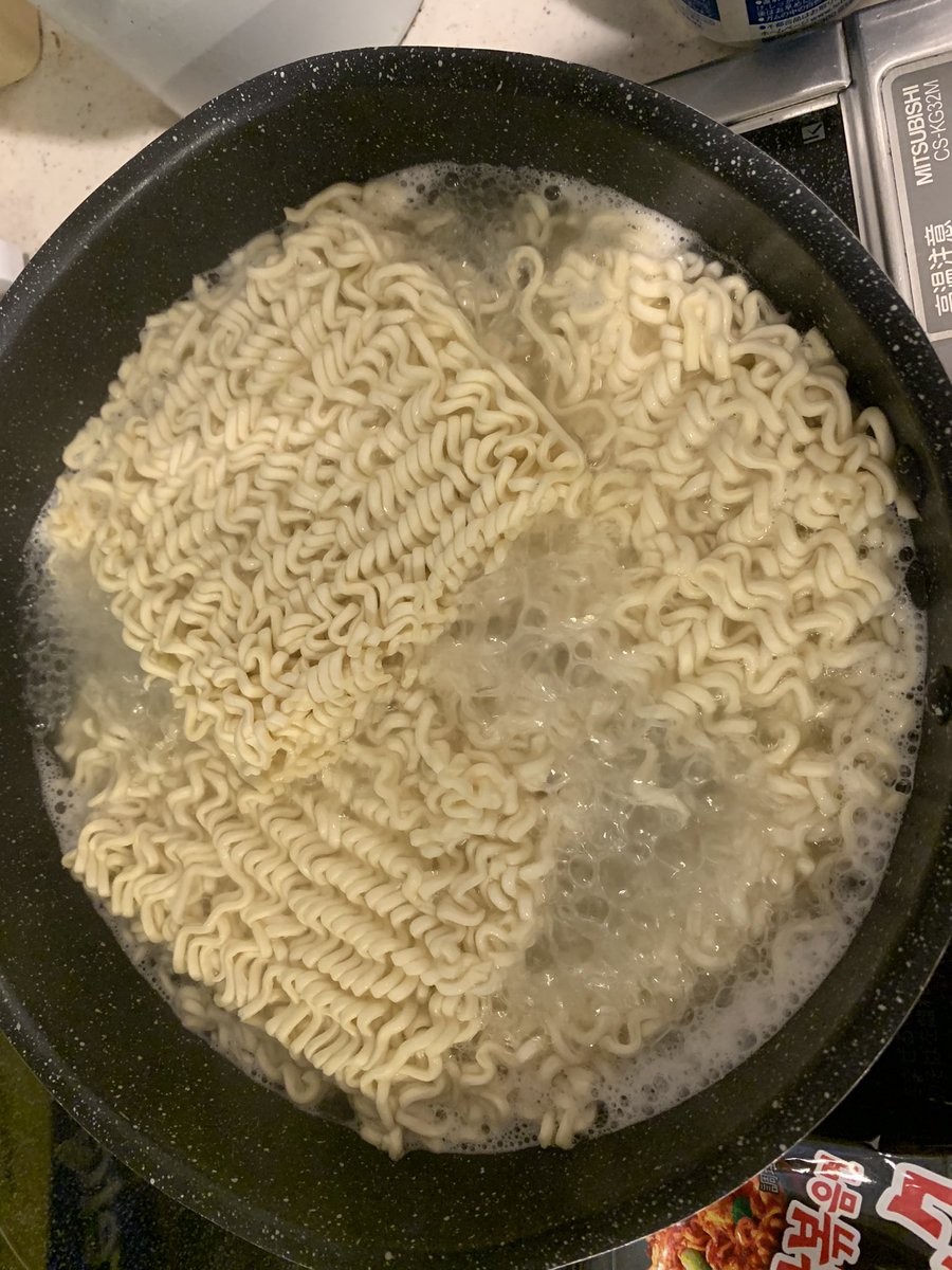 36Ntsk40's tweet photo. 誕生日翌日休みだったので以前からずっと気になってた、YouTuber並みの食らい方やってみた！！！プルダック炒め麺3袋！コレステロール気にして卵の黄身避けてたけど、最終的にどーでも良くなって全部食べったった！サイコー！これから節���生活に入ります。人間ドック引っかかってる、、
#アル中も心配 https://t.co/IGA2DU16OT