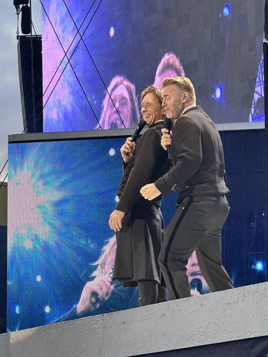 ktwells2003's tweet image. 2nd round for us at #thislifetour watching @takethat and @ollymurs at Norwich 
Had an amazing night. 😍🤩