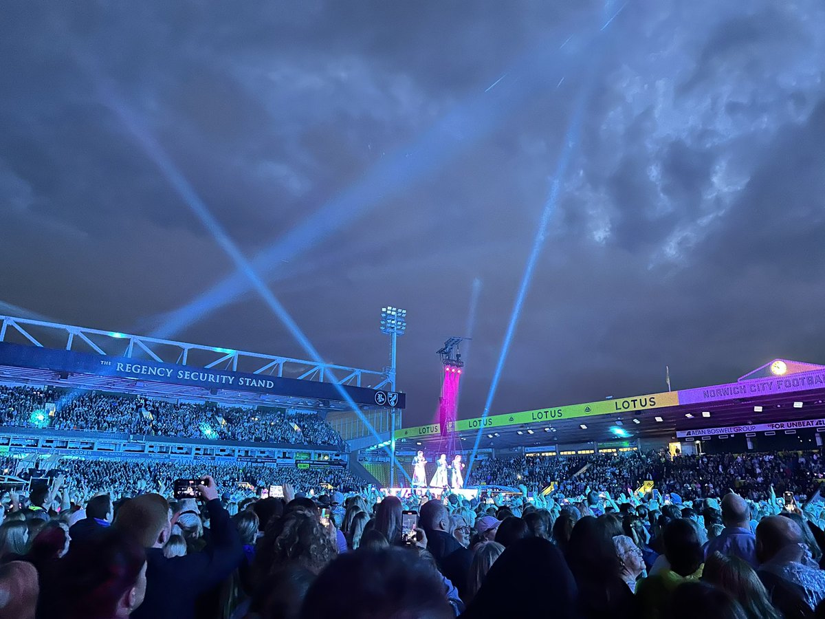 ktwells2003's tweet image. 2nd round for us at #thislifetour watching @takethat and @ollymurs at Norwich 
Had an amazing night. 😍🤩