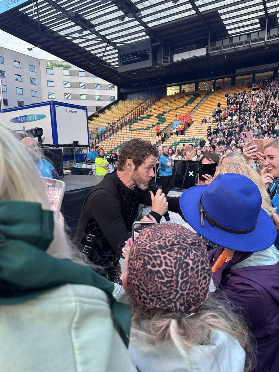 ktwells2003's tweet image. 2nd round for us at #thislifetour watching @takethat and @ollymurs at Norwich 
Had an amazing night. 😍🤩