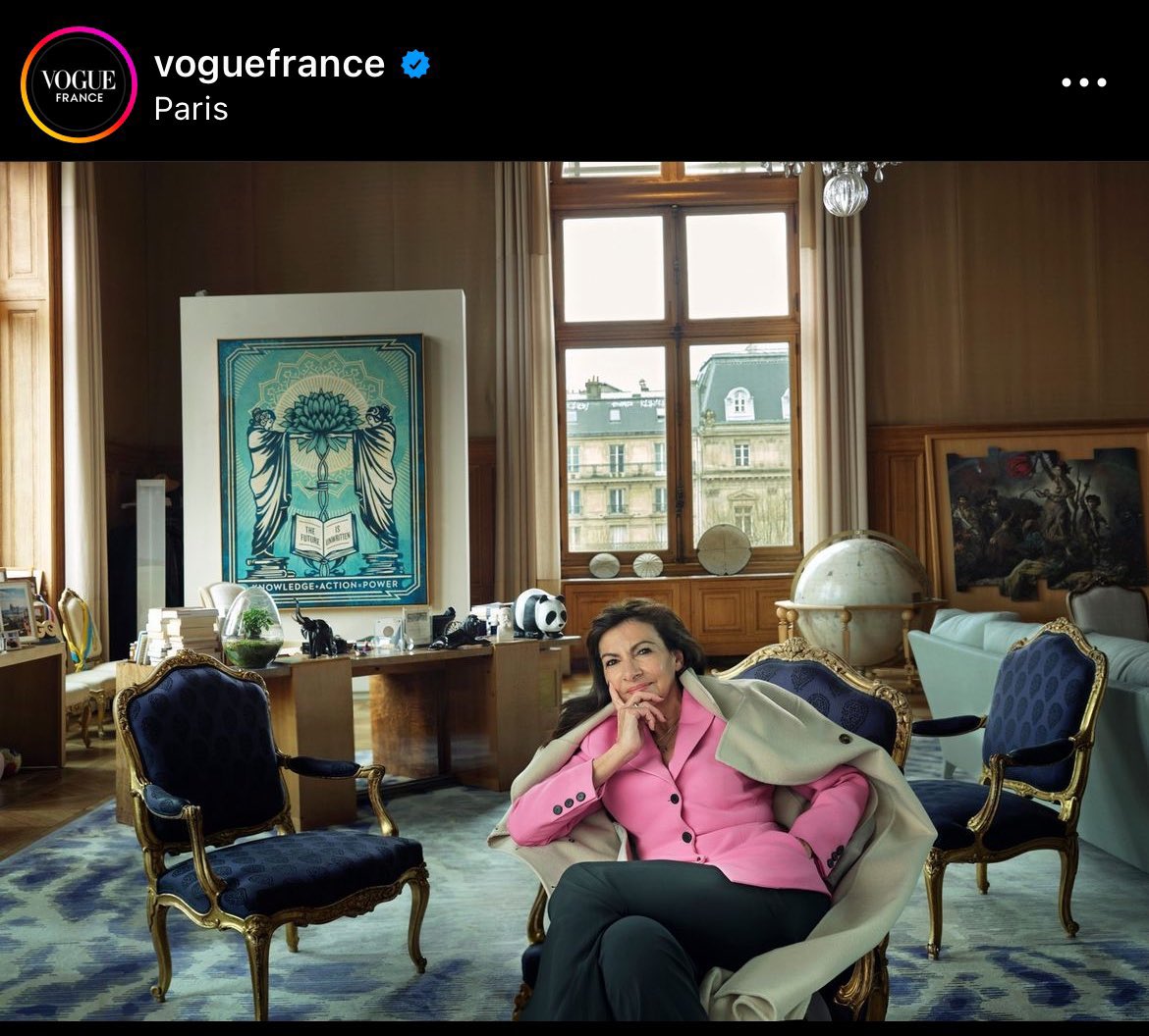 Aujourd’hui dans Vogue. Une maire avachie sous les ors des salons parisiens. Hors sol. En fond, un tableau « The future is unwritten ». Ça dépend pour qui. @GpeChangerParis