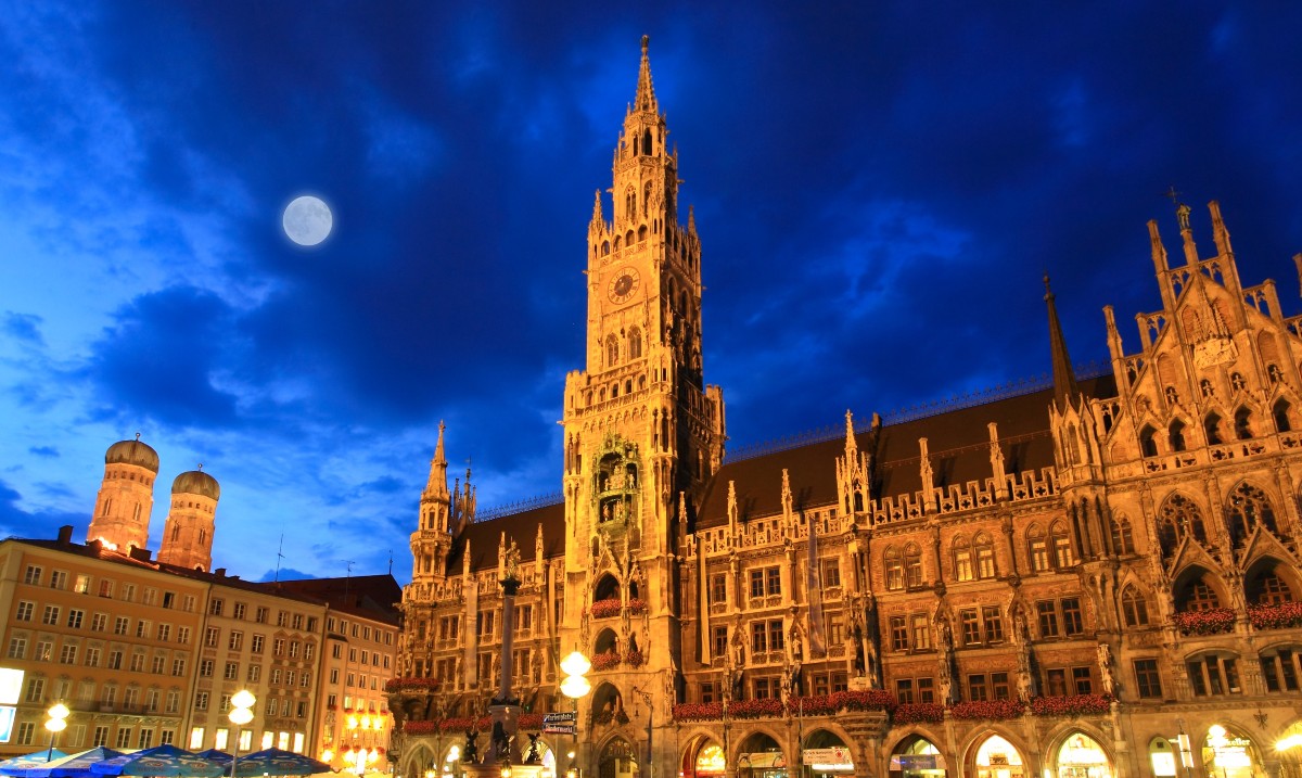 🇩🇪 Marienplatz in #Munich has been a cultural center since the city was founded. Many events happen in the square, &amp; at certain times of day, visitors can enjoy the dancing figures in one of Europe's largest Glockenspiels.

Find more adventures with Gray Line Munich