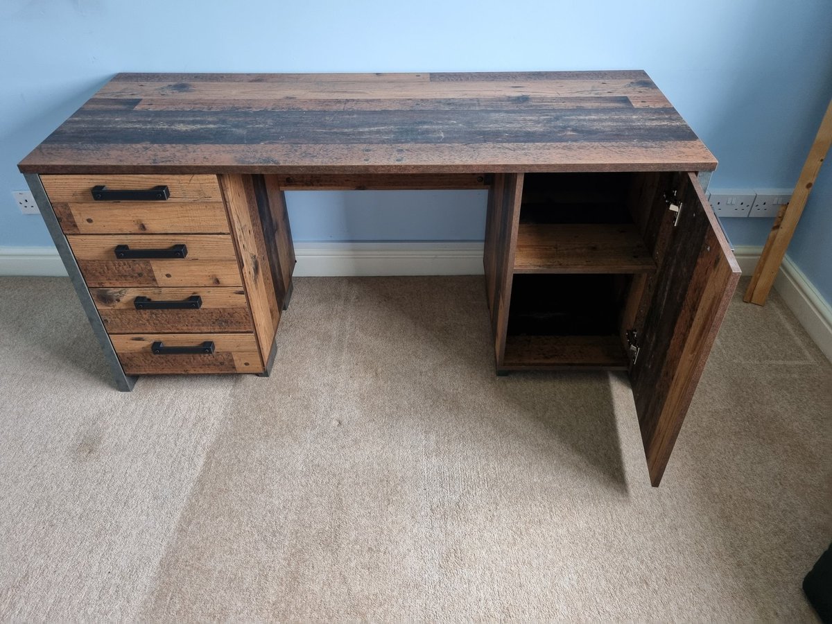 Shropflatpack's tweet photo. Office desk from @Wayfair. Made slightly more challenging when the manual was for a differnt desk but😅 still got it built and looks good 😍 https://t.co/UHBkAQMnAs