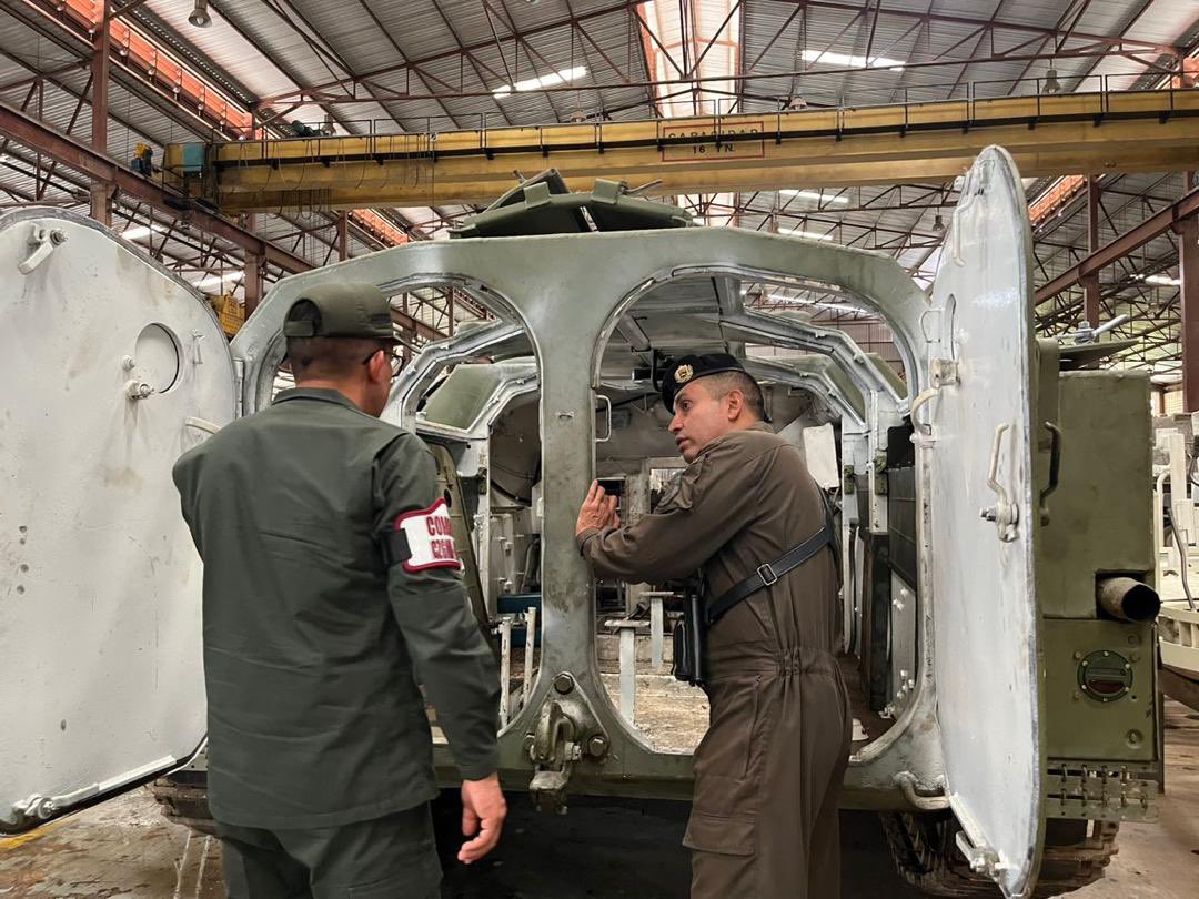 #28MAY 📸| El suscrito se presentó en las instalaciones del CEMANBLIN Fuerte Paramacay, con el propósito de pasar revista al vehículo blindado  AMX-13 el
cual se encuentra en proceso de recuperación, verificando los significativos avances en referidos trabajos.