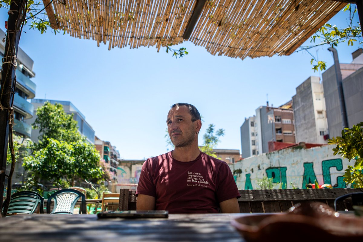 La_Directa's tweet image. #ENTREVISTA | Marc Dalmau, antropòleg i cooperativista: "Destruir el vincle comunitari és el primer pas per destruir el barri" directa.cat/destruir-el-vi… Acaba de publicar 'L’expropiació de la ciutat popular' sobre el cas de la #ColòniaCastells. ✍️ Guille Larios 📸 @_ittos_