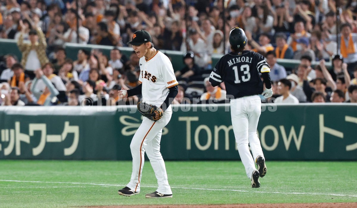 【プロ野球】 
5月29日 巨人×福岡ソフトバンクホークス  
１０回　ピンチで三森を１塁ゴロに打ち取った #泉圭輔
 #giants #sbhawks #セパ交流戦 #東スポ