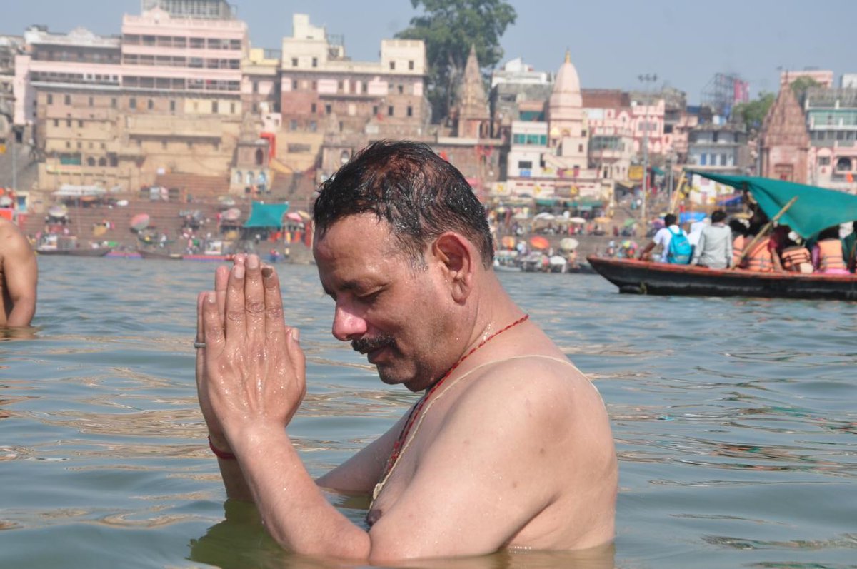 mishra_satish's tweet photo. काशी में देवाधिदेव महादेव बाबा विश्वनाथ के कंठहार के रूप में सुशोभित मां गंगा की गोद का आशीर्वाद तथा बाबा विश्वनाथ के दर्शन एवं उनके चरणों में शीश झुकाने का सौभाग्य प्राप्त हुआ।🙏🏻 https://t.co/5Idsvd27hM