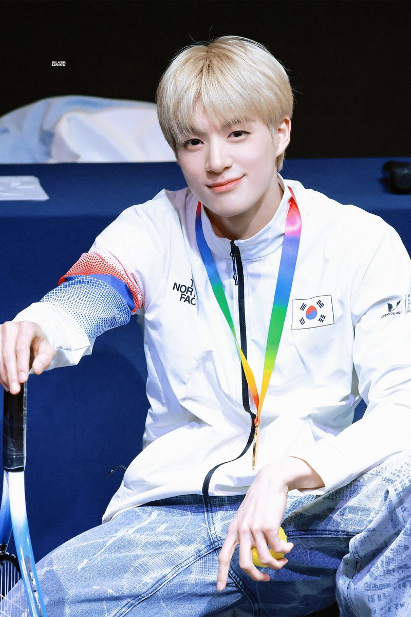 𝐬𝐢𝐥𝐯𝐞𝐫 𝐥𝐢𝐧𝐢𝐧𝐠. tweet media