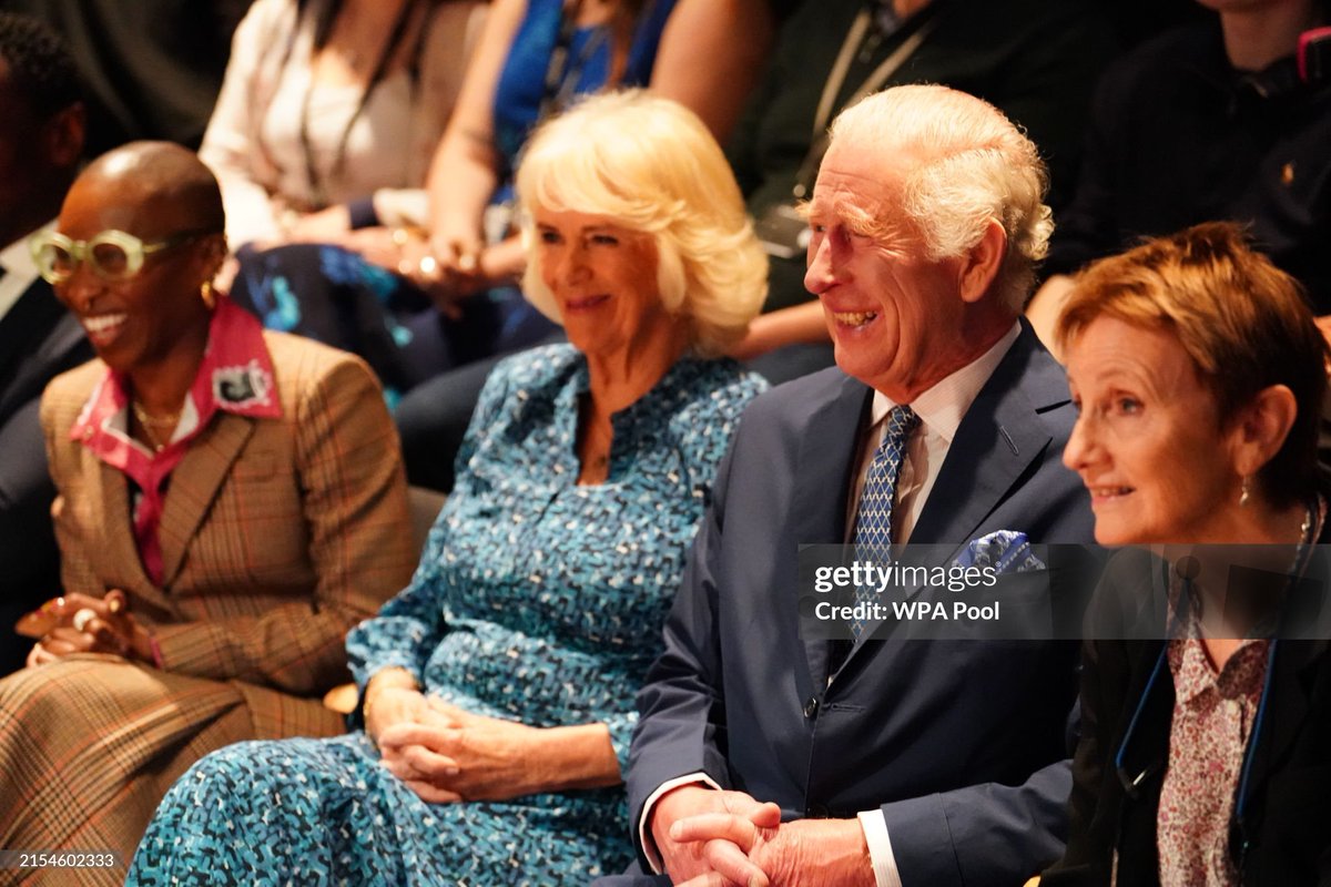 nocontxtcamilla's tweet image. King Charles and Queen Camilla watch an extract of a play performed by third year acting students in the Gielgud theatre during a visit to @RADA_London  to celebrate the school's 120th anniversary  🎭