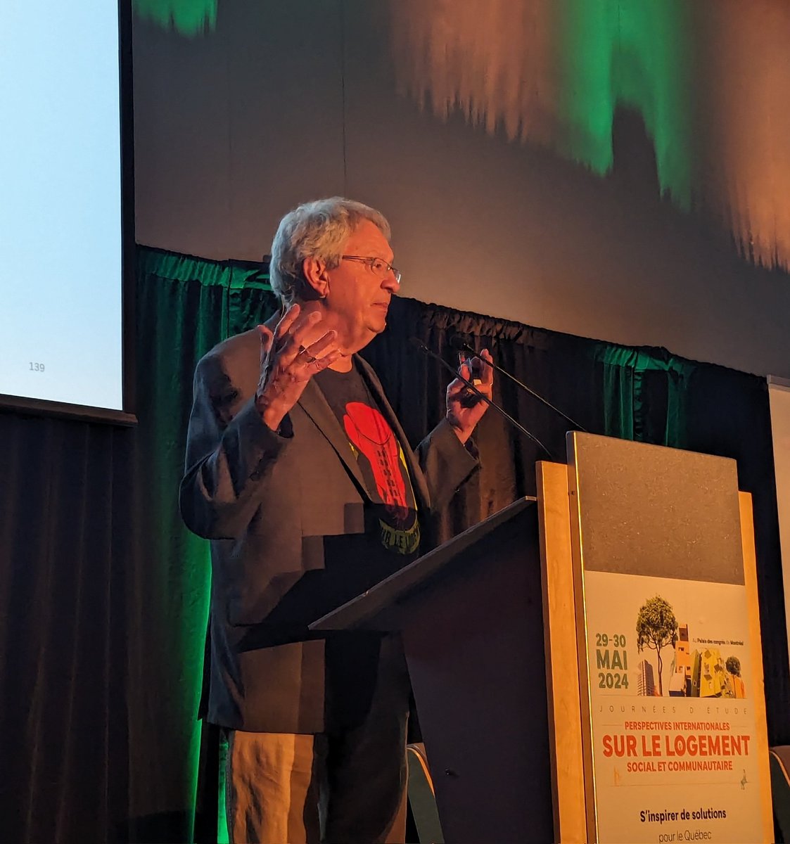 François Saillant, ancien porte-parole du <a href="/FRAPRU/">FRAPRU</a>, retrace l'évolution de l'habitation sociale et communautaire et des luttes sociales pour le #logement au Québec. 
Une constante demeure : la politique globale en habitation est toujours attendue. #journeesetude