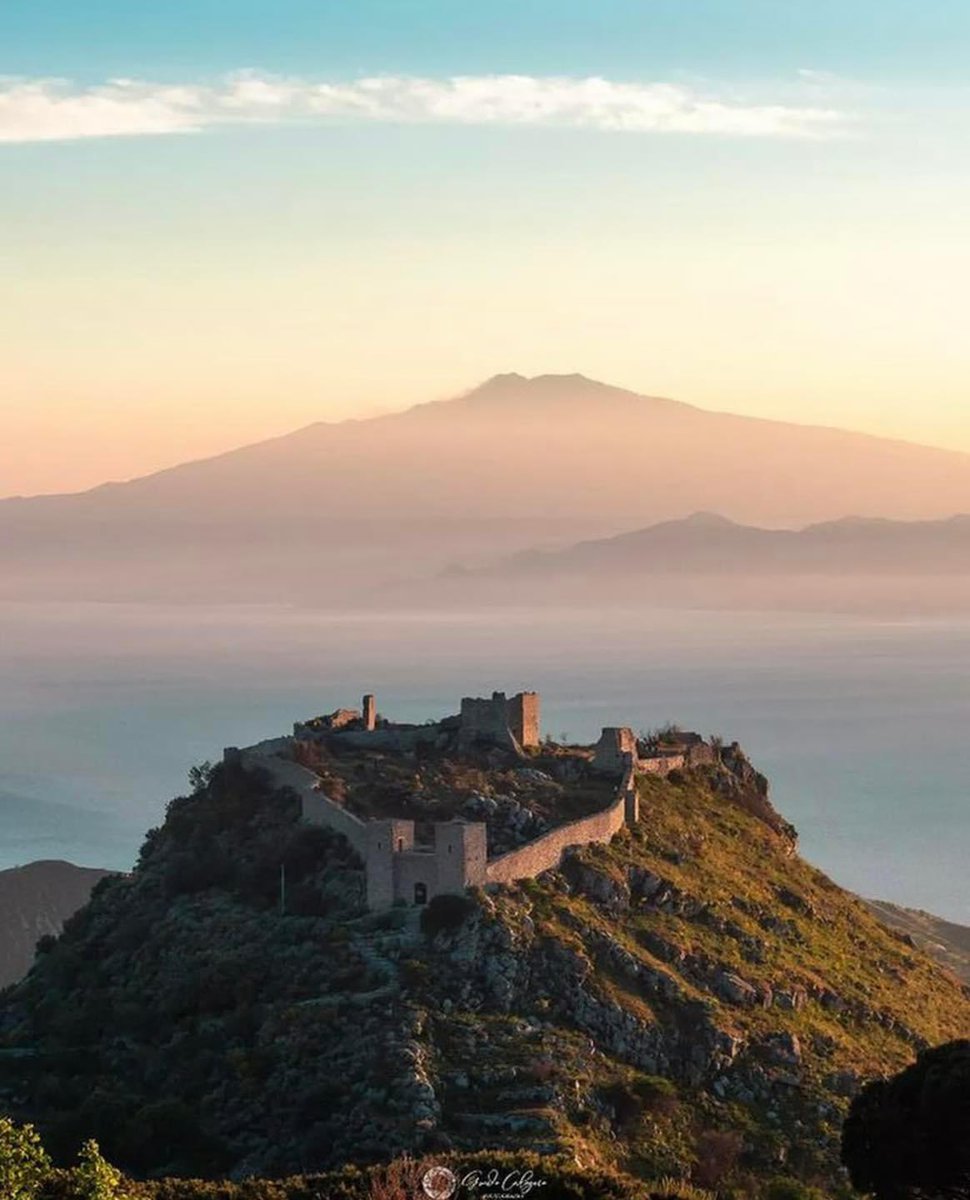 Il Castello di Santo Niceto, lo Stretto di Messina e, sullo sfondo, la maestosità dell'Etna. 📍Buona serata da 𝗠𝗼𝘁𝘁𝗮 𝗦𝗮𝗻 𝗚𝗶𝗼𝘃𝗮𝗻𝗻𝗶 (RC).