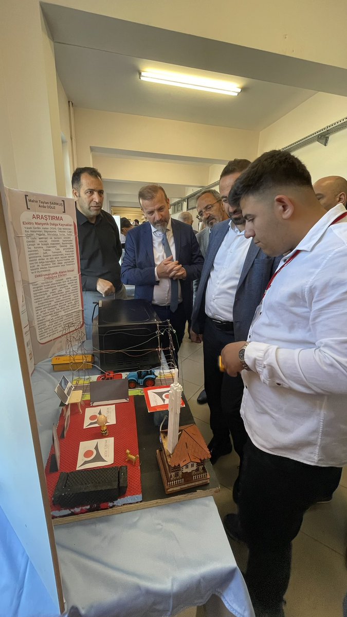 Eyupsultanmtal's tweet photo. Mekanik bir destek almadan havada asılı kalabilen nesneler, labirent çözen robotlar, ev aydınlatma sistemleri, bluetooth kontrollü robot, HarçlıkMatik gibi alanlarda 12 ayrı çalışma yaptı. Emeği geçen herkesi gönülden kutluyoruz. https://t.co/3HVDsVBXtd