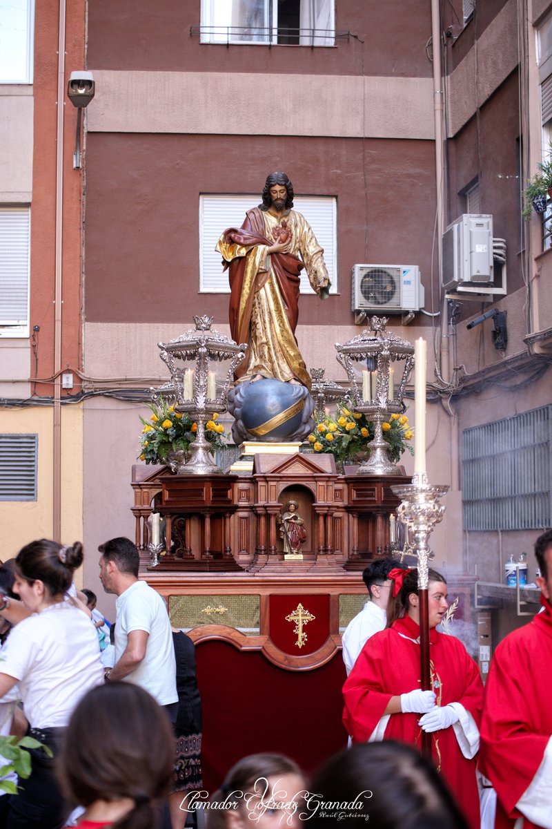 El Sagrado Corazón de Jesús sobre su nuevo paso, a punto de comenzar el traslado al altar de Corpus instalado en Cárcel Baja.

✝️ @Cjesusymariagr