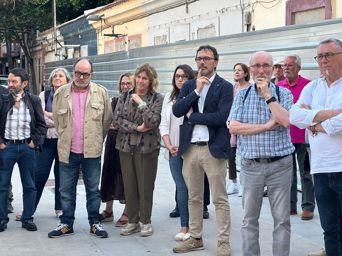 Avui el regidor de @TriasperBCN i vicepresident portaveu de @JuntsXCat @josep_rius ha assistit a la Plaça Vilabesòs a l’ofrena floral en record de les víctimes dels bombardejos del 29 maig de 1937. Història del #BonPastor que cal mantenir en el record.