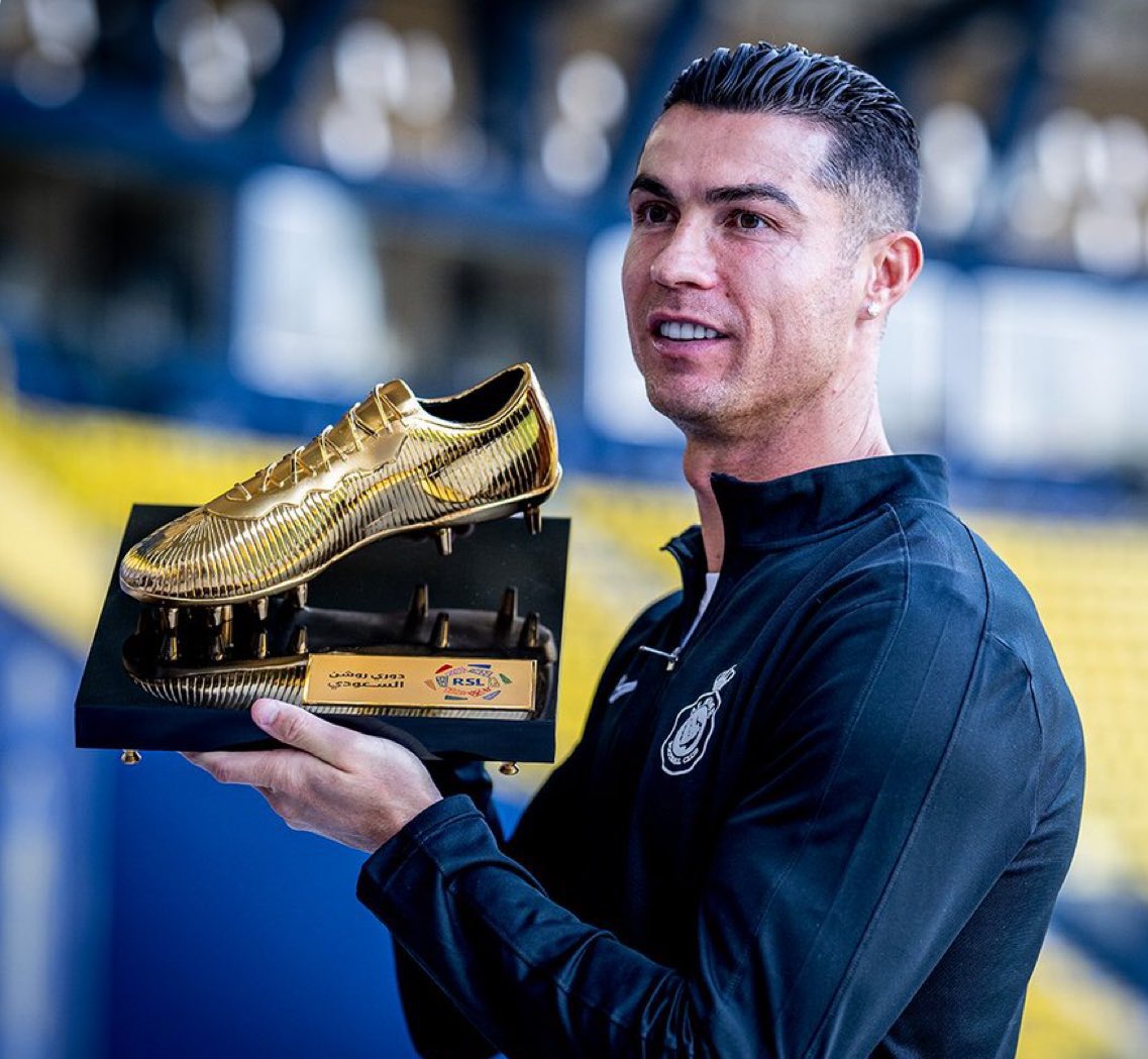 Cristiano Ronaldo with his new Golden Boot 🤩