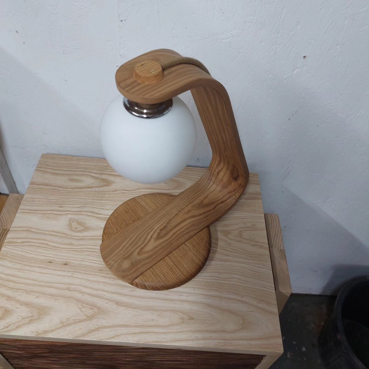 somersetlurcher's tweet photo. Finally sorted the base on this lamp. Just need to cost it, then get it on my website. Perfect for a 'working from home' desk or buy two for matching bedside tables. Oak, oak veneer, and ply. Really tactile piece.  Message for more info.

#furnituremaker
#lampmaker
#midcentury https://t.co/GxDjhfULw4