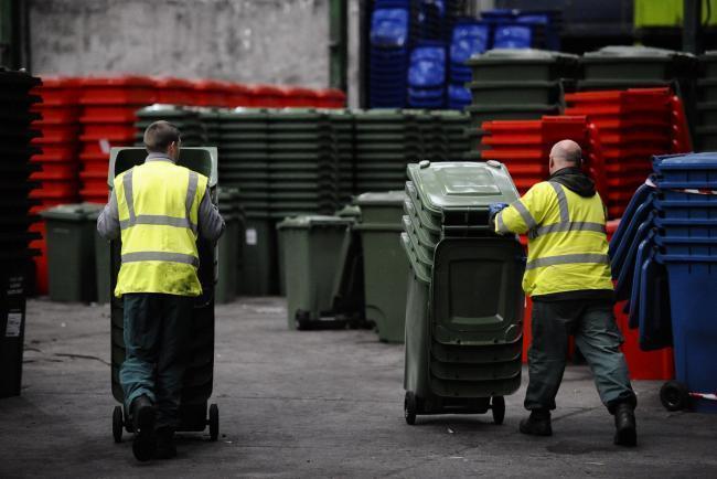 West Dunbartonshire bin workers could go on strike in July in a dispute over pay, it has been announced. dlvr.it/T7YzyB 👇 Full story