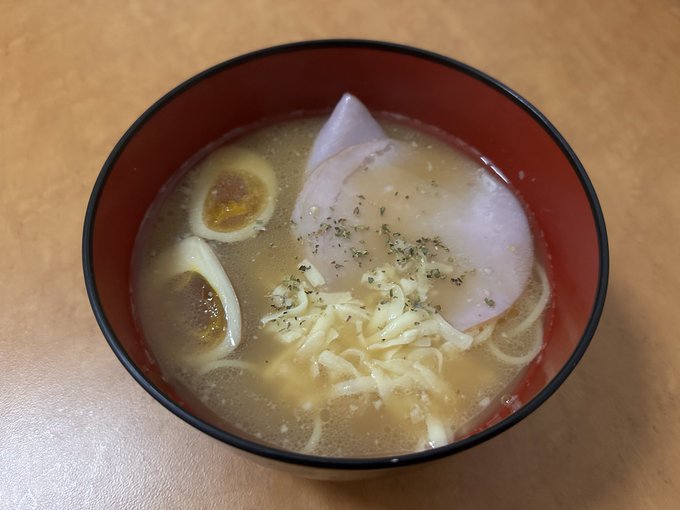 ラーメンの麺の代わりにパスタでラーメン作ったけど案外イケるかも 