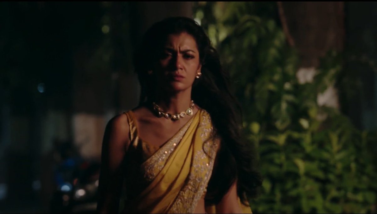 Here🎬 visuals breathtaking. Sriti looked ethereal, her hair flowing in the wind, facial expressions perfectly conveying  emotions of the moment. Tears on her face added raw intensity of the scene, making it truly unforgettable🛐
 #SritiJha #Amruta 
#KaiseMujheTumMilGaye