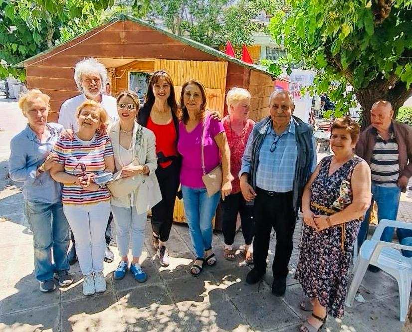 ElenaKountoura's tweet photo. Περιοδεία σήμερα στη Λαμπρινή, στη λαϊκή και σε καφέ στην πλατεία, με κλιμάκιο του ΣΥΡΙΖΑ-ΠΣ 5ης ΟΜ Αθήνας. 
Με τις συνυποψήφιες μου Παναγιώτα Δριτσέλη και Μέλπω Λεκατσά, τη συντονίστρια  Εύα Αγγέλικα και μέλη της οργάνωσης.
#Αθηνα #Λαμπρινή #περιοδεία #ΕλεναΚουντουρά #Ευρωβουλευτής #Ευρωεκλογές #καλύτερη_ζωη_τωρα #ΣΥΡΙΖΑ_ΠΣ 
@p_dritseli @LekatsaMelpo @syriza_gr @Neolaia_Syriza @SYRIZAEP