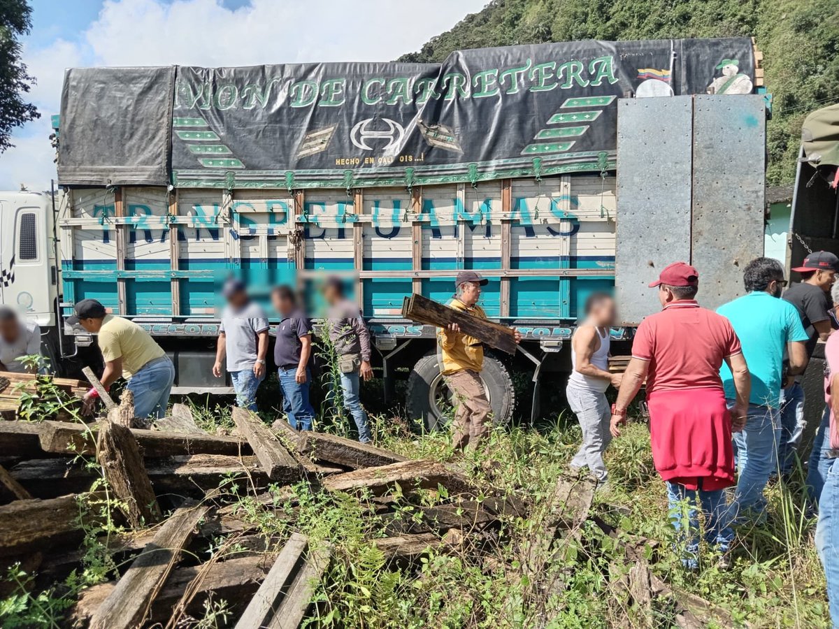 ☑️#Reinserción #URSSantoDomingo  #Zona4 | A fin de reactivar el taller de carpintería en el #CPLSantoDomingo N°1, 15 personas con beneficios penitenciaros entregaron una carga madera que obtuvieron a través de donaciones.