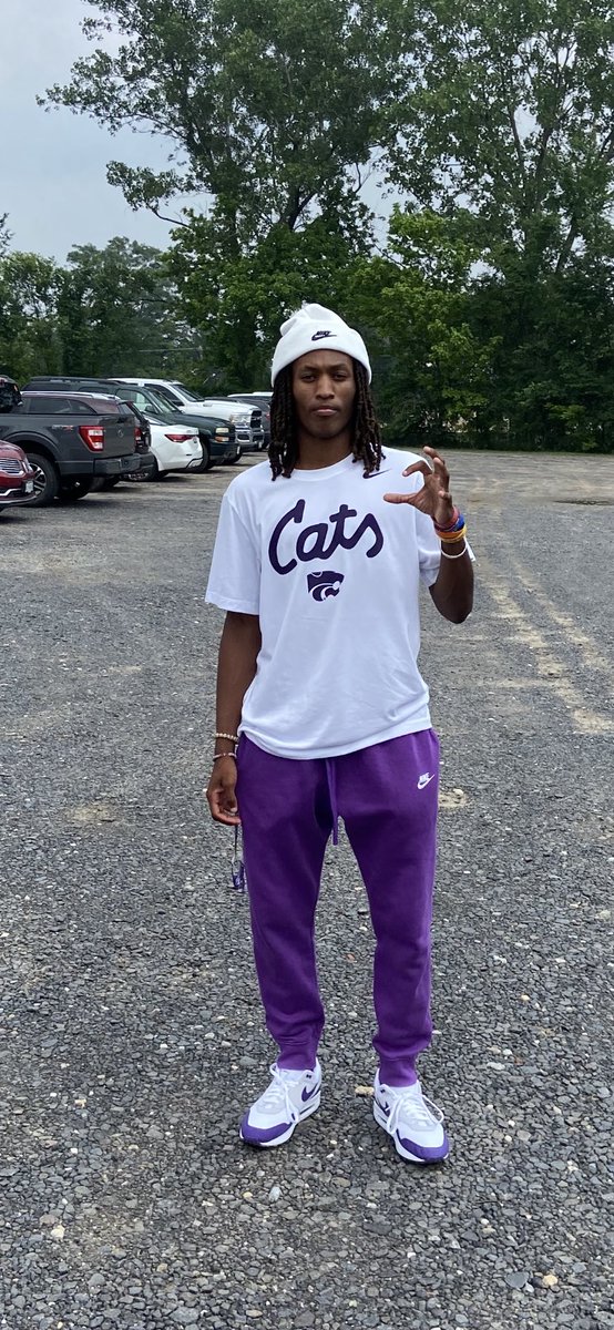 CharlesLDavis10's tweet photo. Today is the the Day that we “Handoff” our son @TraeDaTruth2024 to Brothers @CoachKli @Coach_Middleton @_CoachMattWells &amp; @CoachTruCarroll n the entire staff at @KStateFB 
#EMAW
@kstatesports @SSN_KState @galloway__drew  @DerekYoungKSO @on3 @spedbraet @MaddiGage @247Sports https://t.co/Lces8VLVbV