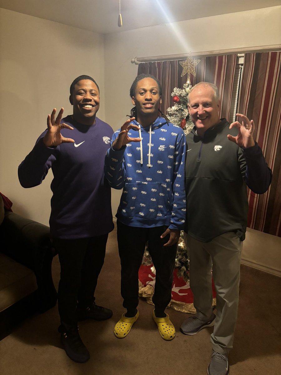 CharlesLDavis10's tweet photo. Today is the the Day that we “Handoff” our son @TraeDaTruth2024 to Brothers @CoachKli @Coach_Middleton @_CoachMattWells &amp; @CoachTruCarroll n the entire staff at @KStateFB 
#EMAW
@kstatesports @SSN_KState @galloway__drew  @DerekYoungKSO @on3 @spedbraet @MaddiGage @247Sports https://t.co/Lces8VLVbV