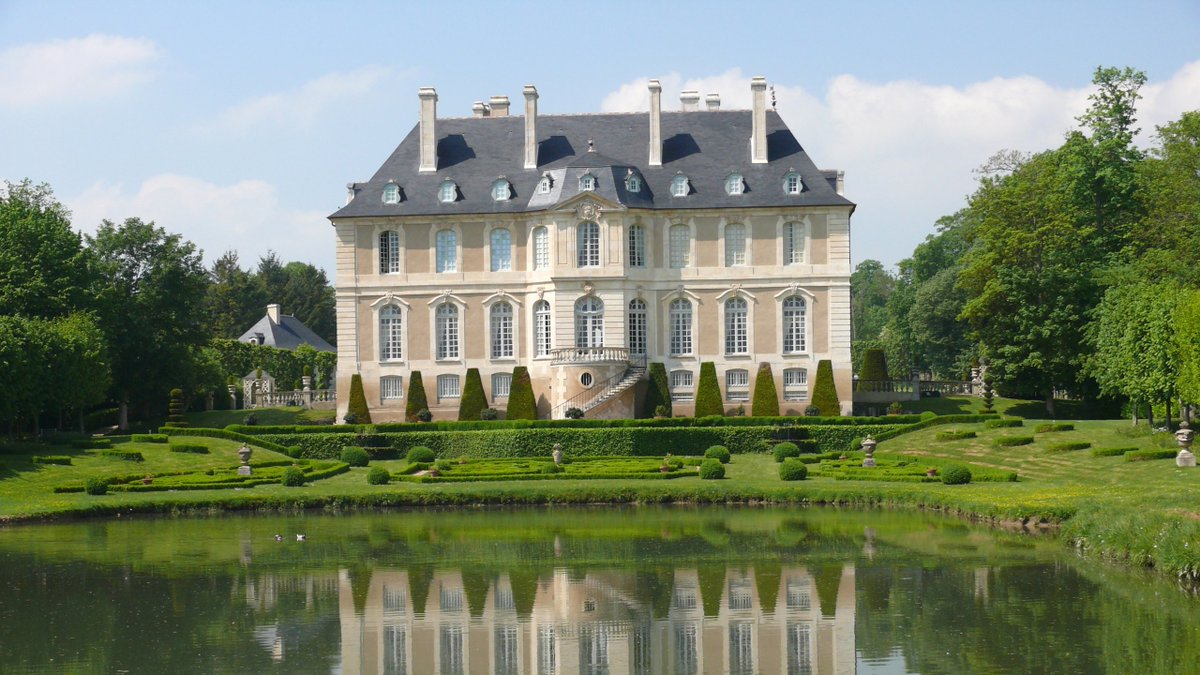 Le #château de #Vendeuvre se dresse dans le #Calvados, en #Normandie. Il abrite le #musée du mobilier miniature, première collection au monde de mobilier miniature. Les extérieurs sont agrémentés de jardins d'eau et d’une grotte aux coquillages.
calvados-tourisme.com/offre/jardins-…
