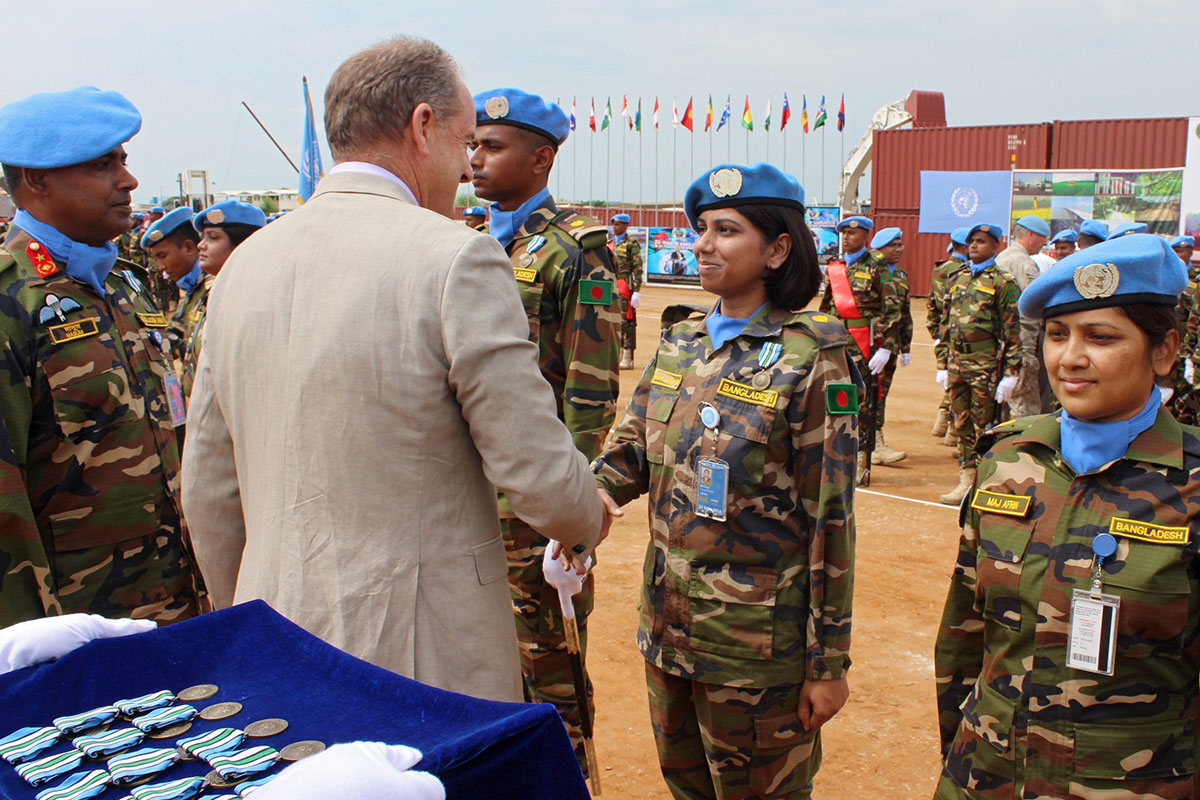 Lt. Colonel Rubana, a woman peacekeeper from Bangladesh, in an interview with
@UN_Women, reflects on how the lack of gender-sensitive accommodations is one of the key barriers to deploying more women peacekeepers.   

Read more: ow.ly/tlnz50RU3b4

#PKDay
#PeaceBegins