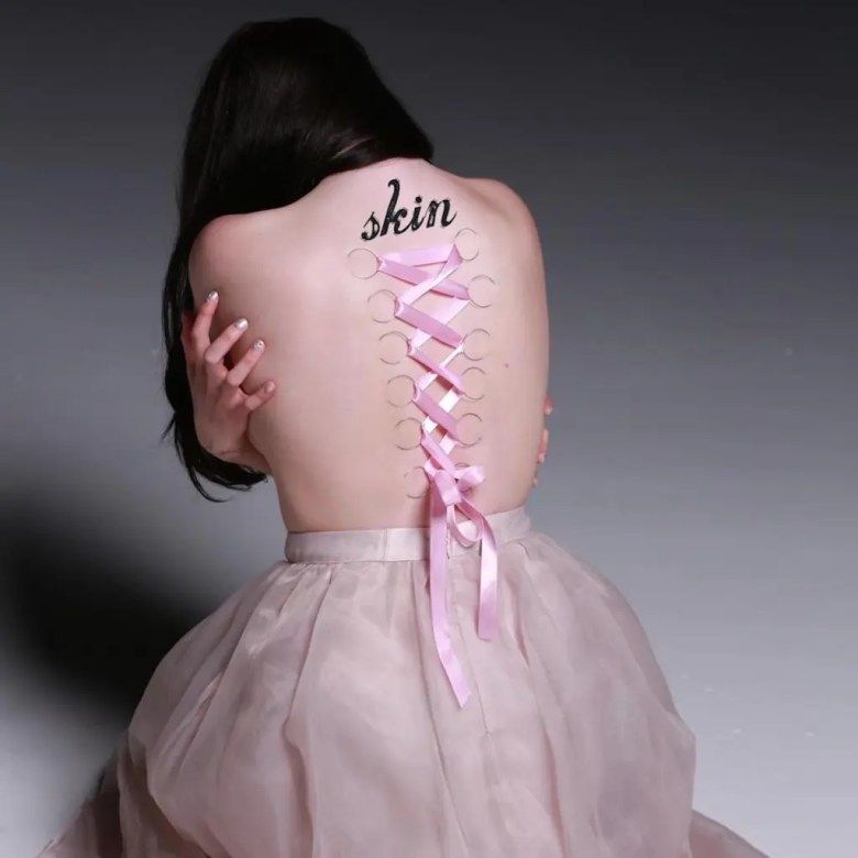 RebelliousMag's tweet photo. Interview: Devon Thompson Finds Confidence in Contradictions on Her EP 'Skin' https://t.co/6vx08V1wWR by #Entertainment Editor Laurie Fanelli 

#DevonThompson
#Skin https://t.co/ZJ9PDhmyLb